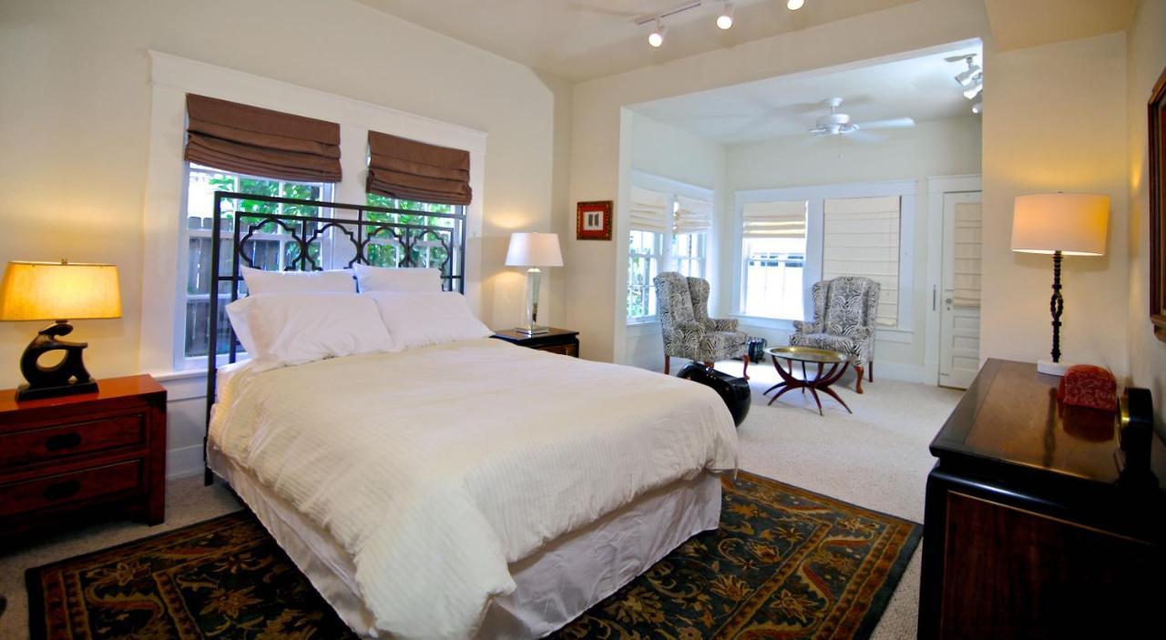 Refuge In The Heart Of Montrose Apartment Houston Exterior photo