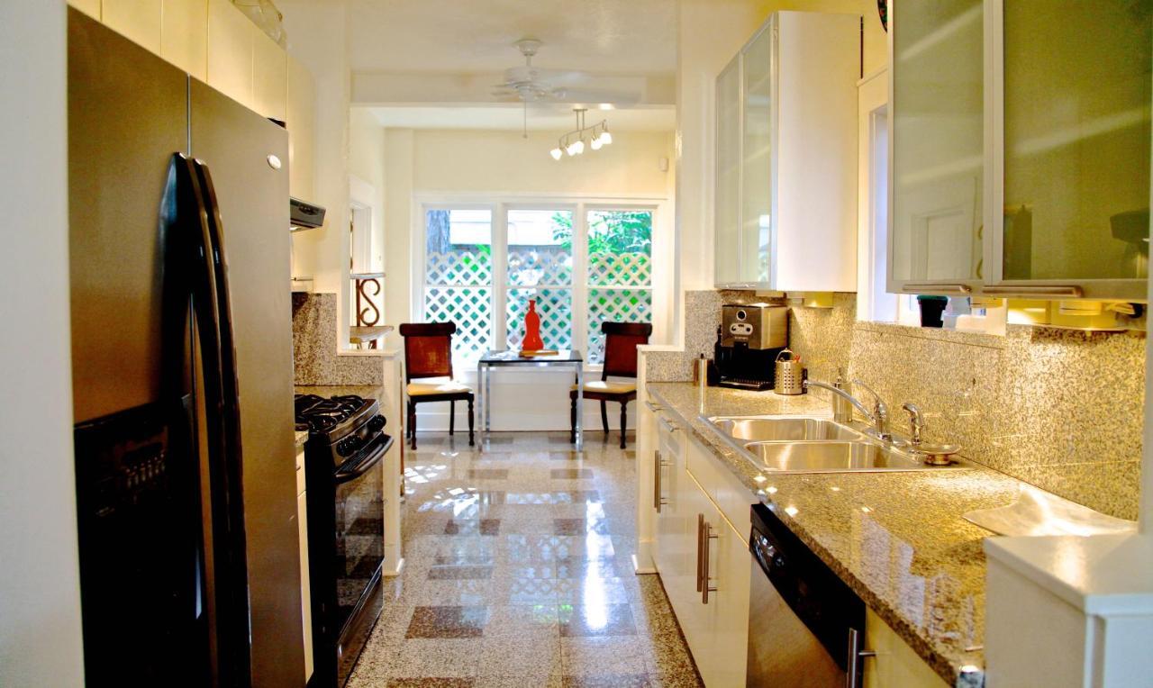Refuge In The Heart Of Montrose Apartment Houston Exterior photo